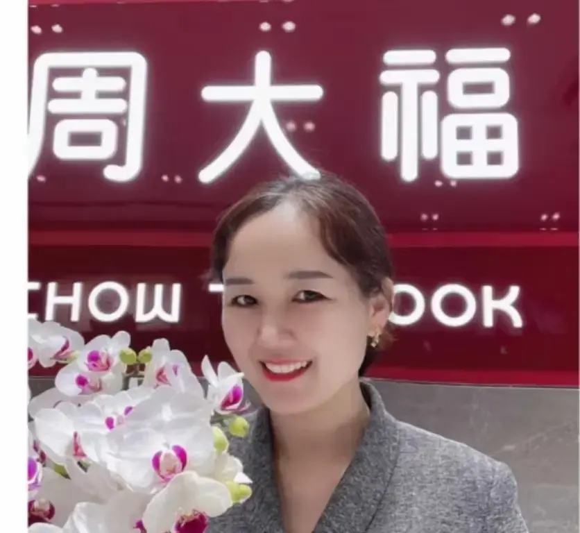 射阳周大福一拖三事件完整版视频-盐城金店一拖三全程回顾-周大福一拖三视频完整版在线观看